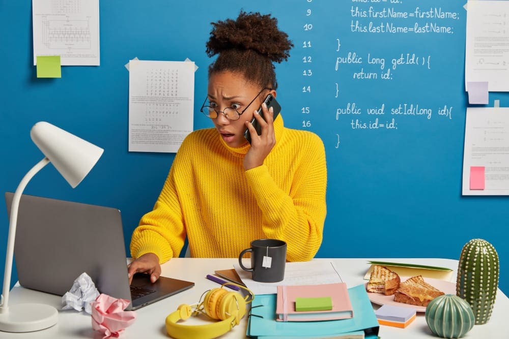 Frustrated new blogger reviewing mistakes that prevent blogs from growing and making money.